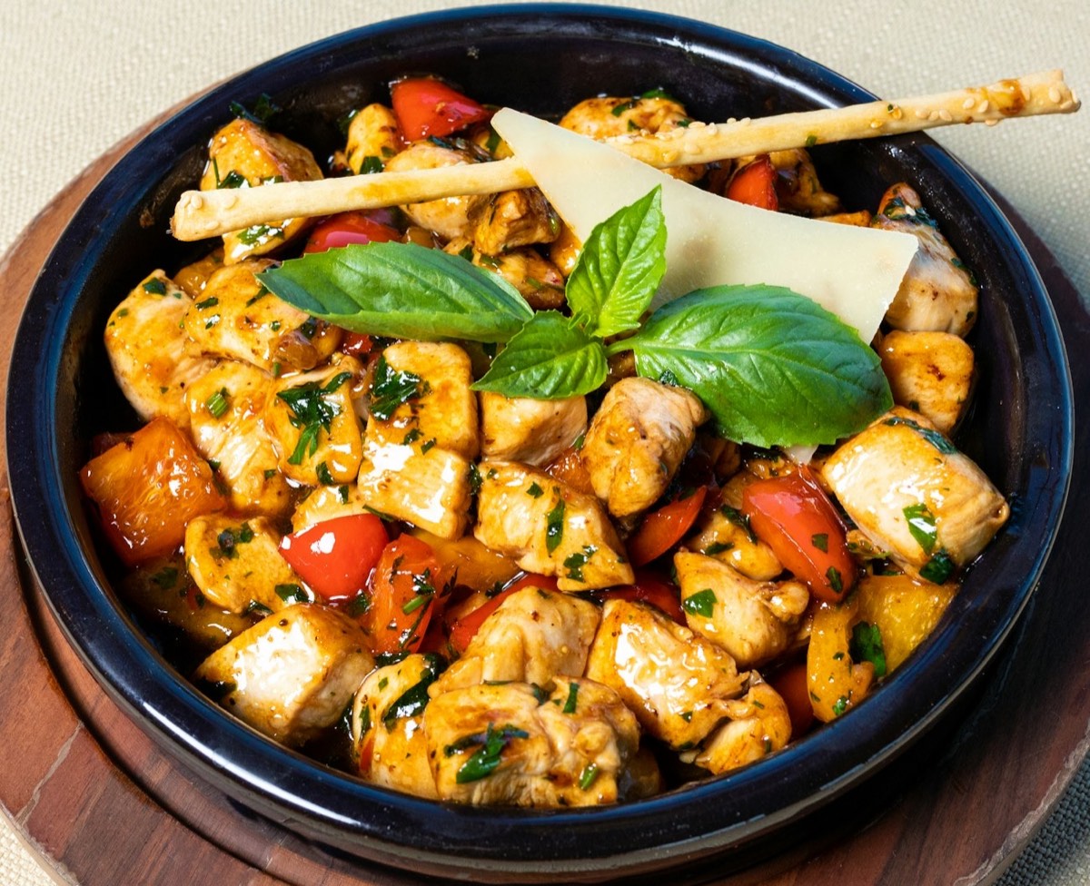 Poêlée de poulet et légumes, exemple de repas riche en protéines pour perdre du ventre
