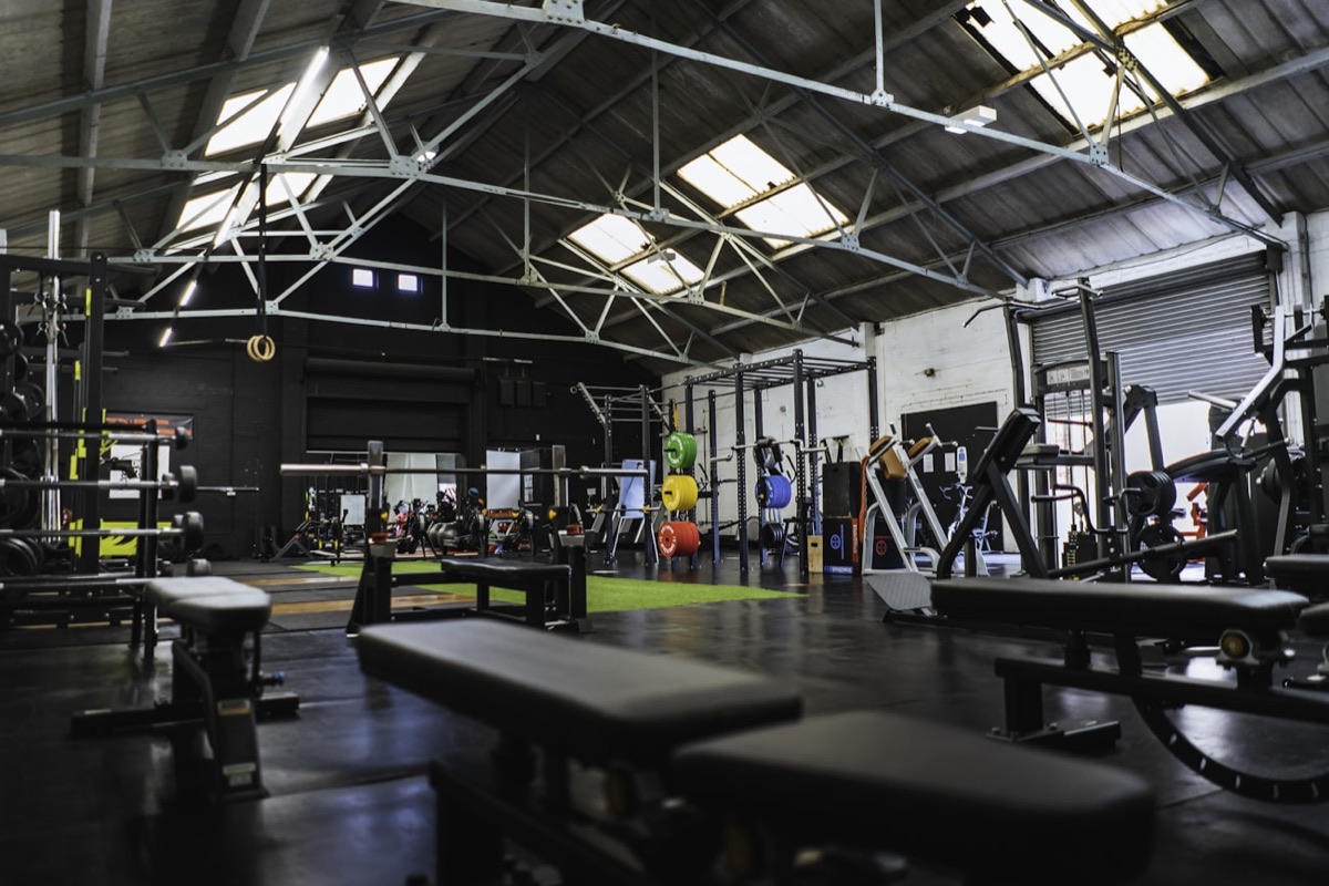 Salle de musculation sombre, le lieu où se construit la discipline pour perdre du ventre